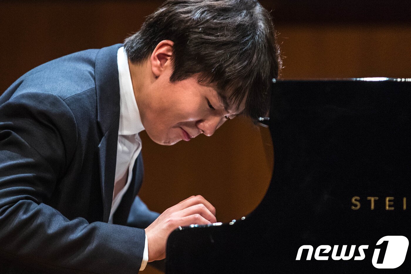 본문 이미지 - 피아니스트 조성진이 4일 오전 서울 서초구 예술의 전당에서 열린 '조성진 피아노 리사이틀 투어 기자간담회'에서 쇼케이스 연주를 하고 있다. 조성진의 첫 전국 투어는 1월 7일 부산을 시작으로 10-11일 서울, 13일 전주, 14일 대전에서 열린다. 이번 전국 투어에서 조성진은 베토벤 소나타 8번과 30번, 두 번째 정규 앨범 중 영상 2집, 쇼팽 소나타 3번을 연주한다. 2018.1.4/뉴스1 ⓒ News1 성동훈 기자