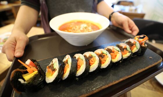 서울 서초구 김밥집 손님 130여 명 식중독 증세…당국 조사