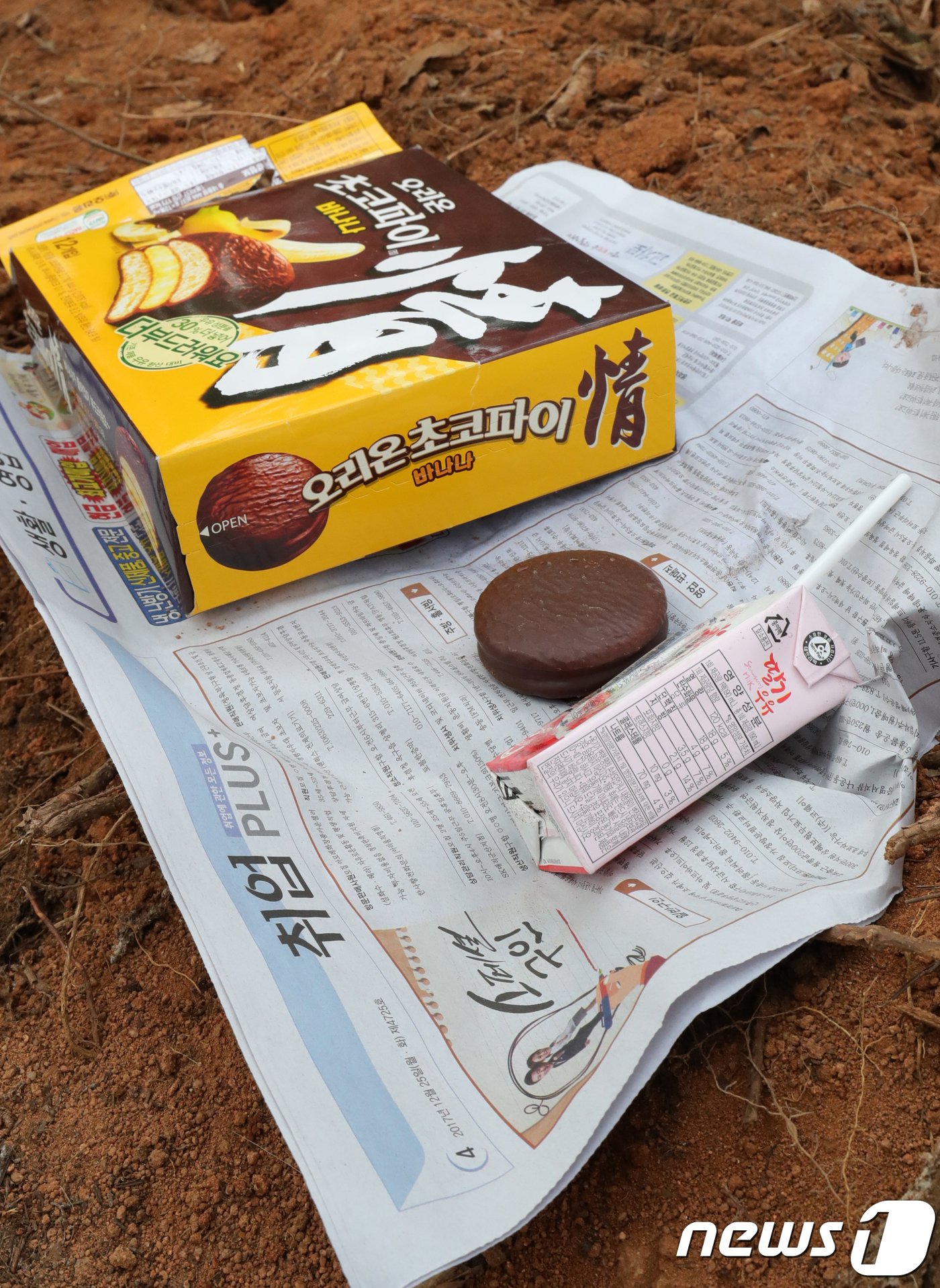 본문 이미지 - 고준희양 사체 유기장소인 군산시 내초동 한 야산에 인근 주민이 가져온 간식이 놓여져 있다. 현장검증에 나온 이 주민은 '아이가 불쌍하다 사랑을 받아야 할 나이에 나쁜 부모를 만났다'며 '손녀가 생각나서 초코파이 한상자와 딸기우유를 가져다 놓았다'며 추모의 뜻을 전했다.2017.1.4/뉴스1 ⓒ News1 문요한 기자