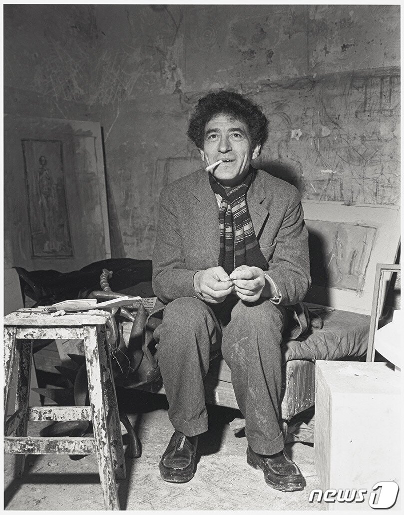 본문 이미지 - 알베르토 자코메티., Alberto Giacometti in his Studio, circa 1950 Photograph unknownⓒ News1