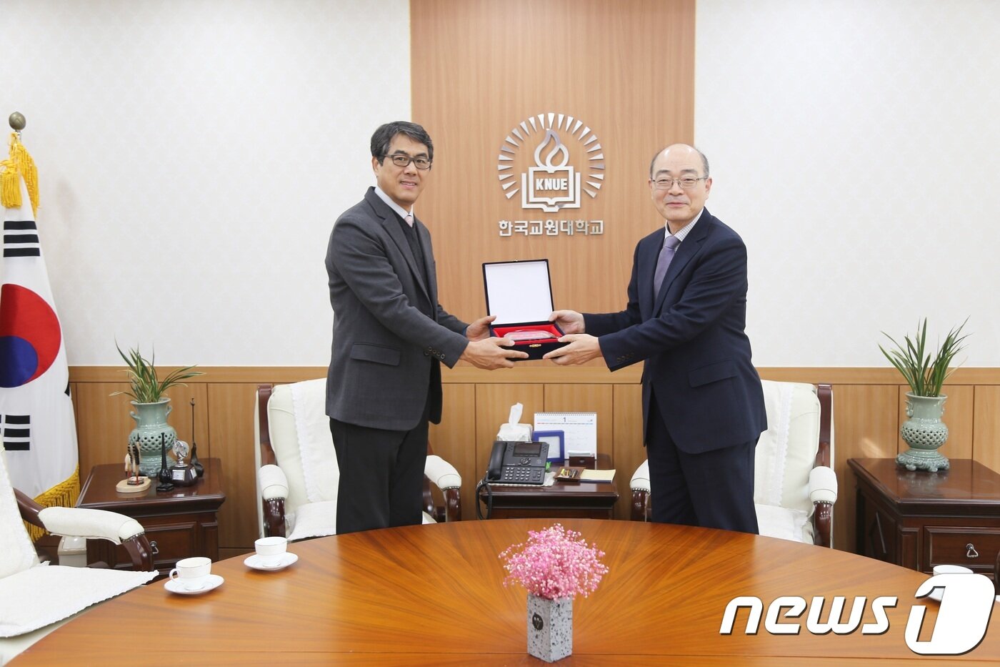 본문 이미지 - 김원경 한국교원대 교수 발전기금 1000만원 기탁식.(한국교원대 제공)2018.1.1/뉴스1ⓒ News1