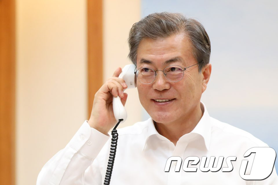 (서울=뉴스1) 이광호 기자 = 문재인 대통령이 4일 밤 청와대에서 도널드 트럼프 미국 대통령과 전화통화를 하고 있다. (청와대 제공) 2018.1.5/뉴스1