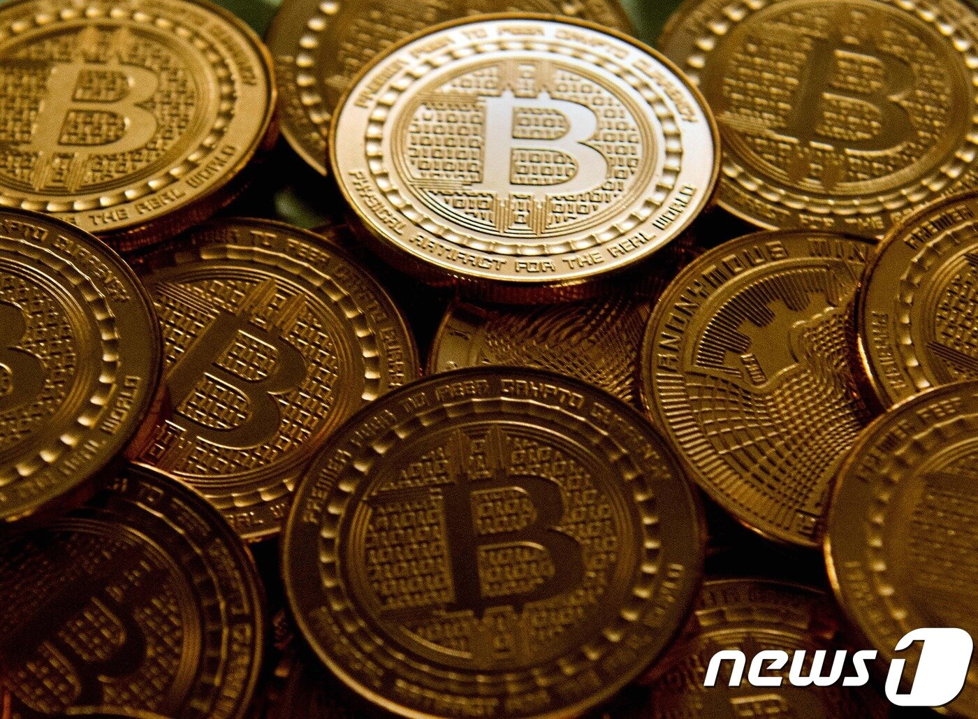 본문 이미지 - 비트코인 상징이 새겨진 동전 ⓒ AFP=뉴스1