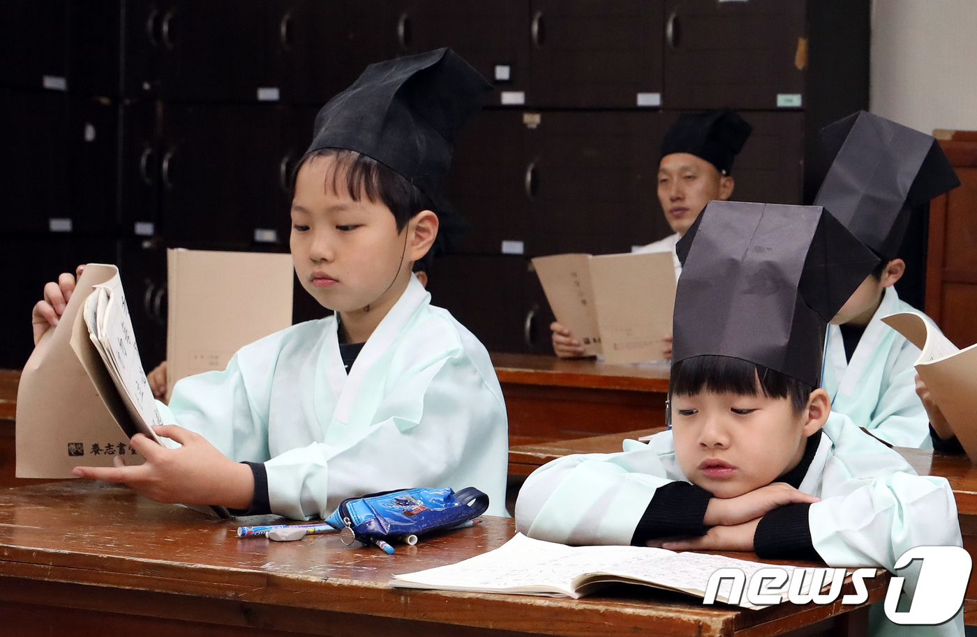 (논산=뉴스1) 장수영 기자 = 5일 충남 논산시 충남 논산시 양지서당 '겨울방학 예절체험반'에 참여한 어린이가 사자소학을 배우는 도중 지루한 표정을 짓고 있다. 2018.1.5/ …
