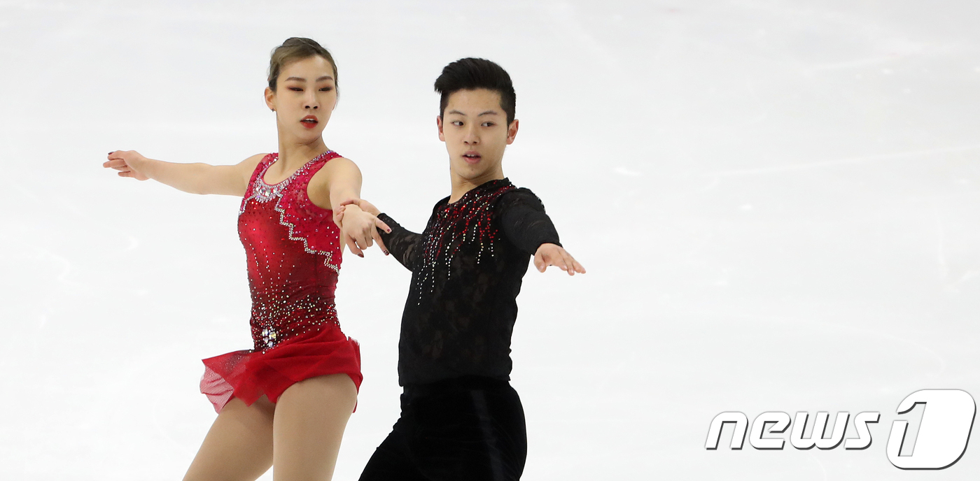 (서울 =뉴스1) 구윤성 기자 = 5일 오후 서울 양천구 목동아이스링크에서 열린 'KB금융 코리아 피겨스케이팅 챔피언십 2018'에서 페어 김규은-감강찬 조가 화려한 연기를 펼치고 …