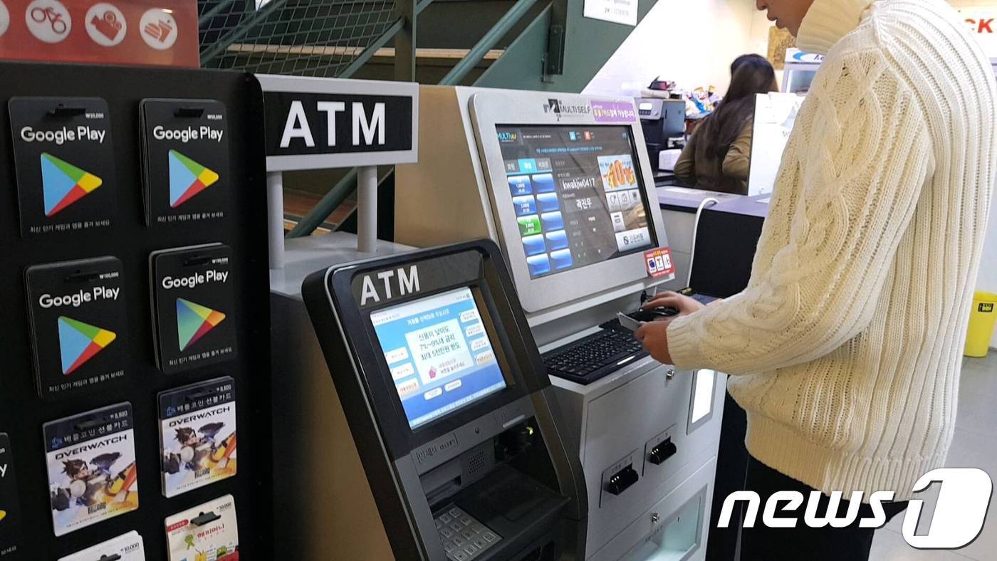 본문 이미지 - 서울 강남구에 있는 한 PC방에서 이용객이 무인 주문기계를 이용하고 있다. 2018.17/뉴스1 ⓒ News1