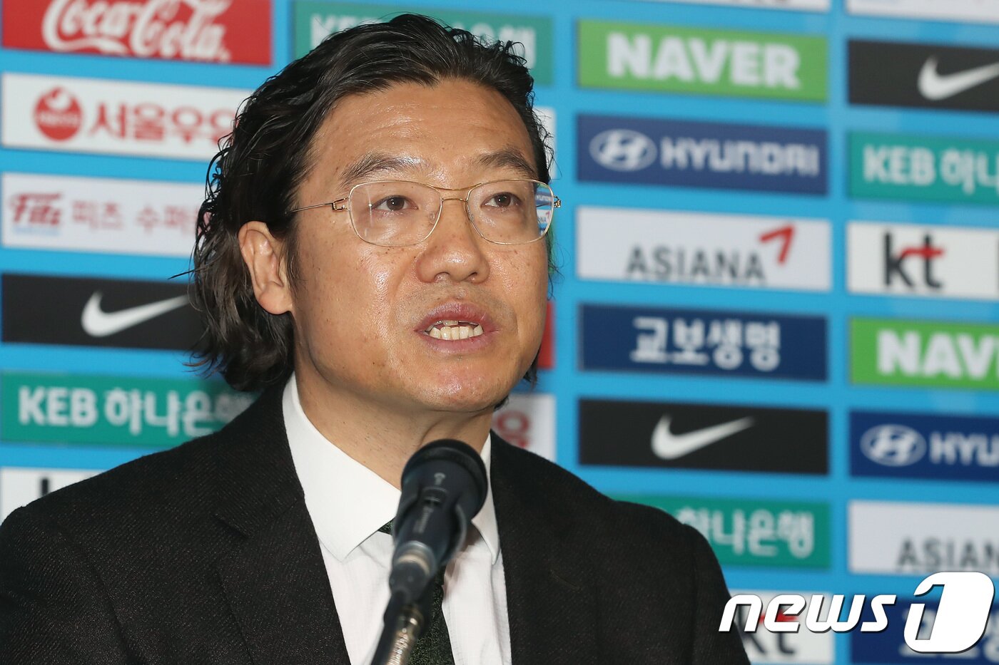 본문 이미지 - 김판곤 신임 국가대표감독선임위원회 위원장겸 부회장이 8일 오전 서울 종로구 신문로 축구회관에서 취임 기자회견을 갖고 소감을 밝히고 있다.  2018.1.8/뉴스1 ⓒ News1 임세영 기자