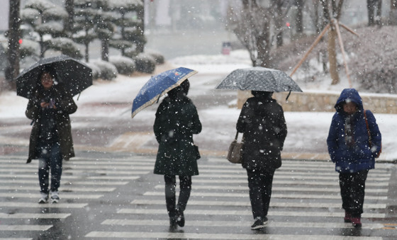 [오늘의 날씨] 대전·충남(28일, 일)…오후까지 비 또는 눈