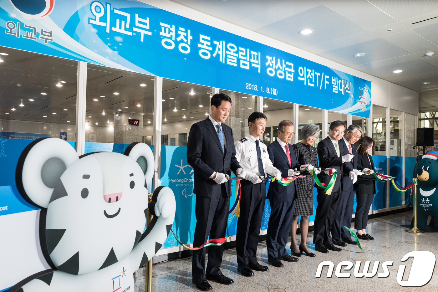 (서울=뉴스1) 유승관 기자 = 강경화 외교부 장관을 비롯한 참석자들이 8일 서울 종로구 외교부에서 열린 평창 동계올림픽 정상급 의전 태스크포스(TF) 발대식에서 테이프 컷팅을 하 …