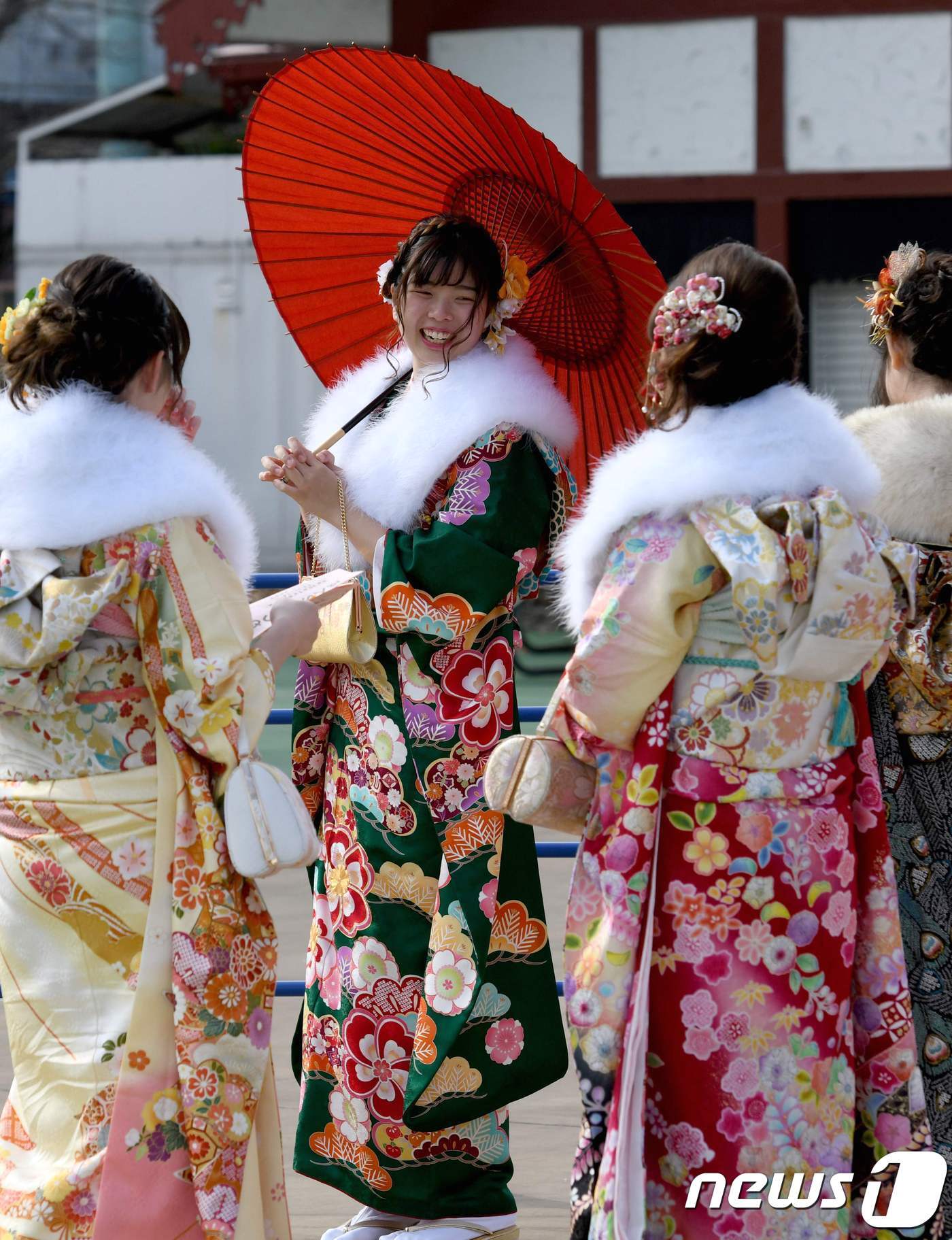 본문 이미지 - 기모노를 입은 여성들이 8일 일본 도쿄 디즈니랜드에서 열린 성인의날 행사에서 웃고 있다.  ⓒ AFP=뉴스1