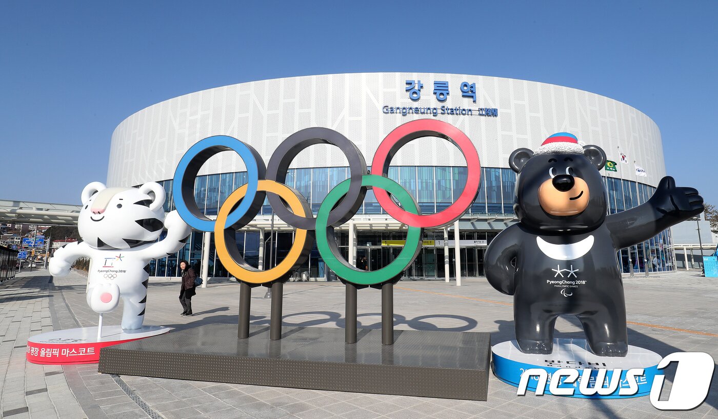 본문 이미지 - 강원 강릉시 강릉역 앞에 올림픽 마스코트 수호랑과 반다비가 설치돼 있다./뉴스1 DB News1 서근영 기자