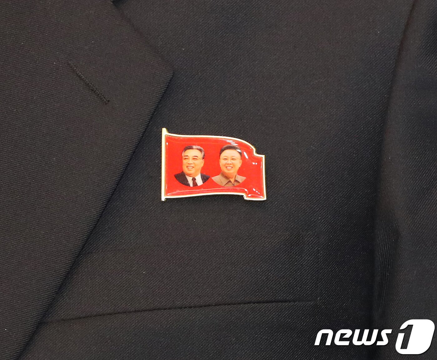 본문 이미지 - 김일성 주석-김정일 국방위원장의 초상화가 담긴 배지. 2018.1.10/뉴스1 ⓒ News1 사진공동취재단