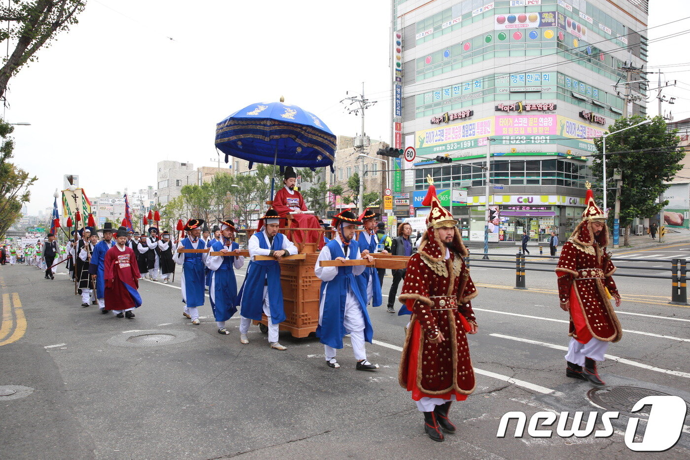 본문 이미지 - 지난해 열린 달구벌 목민관 부임 행차 재현 퍼레이드(서구 제공)ⓒ News1