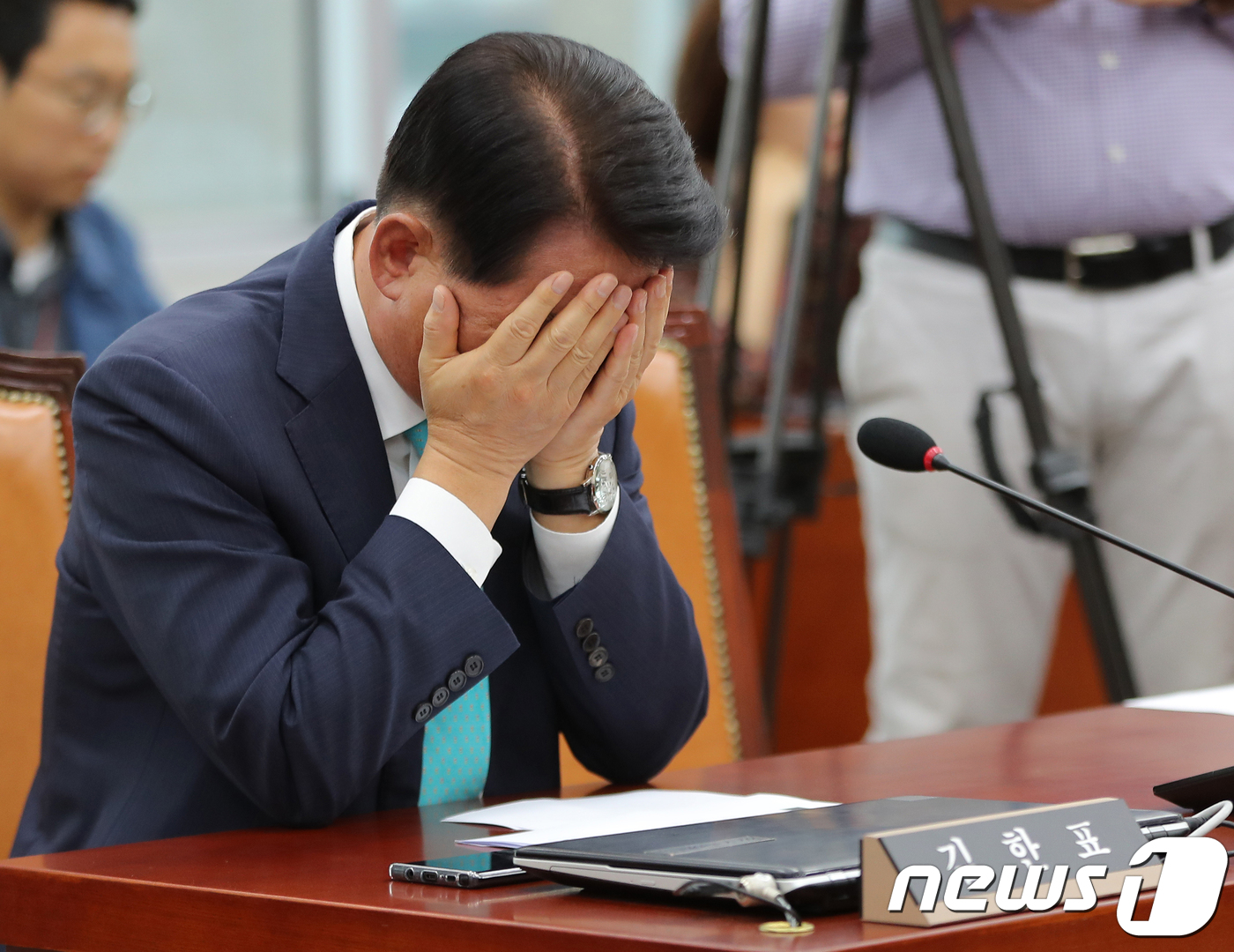 (서울=뉴스1) 구윤성 기자 = 국회 교육위원회 야당 간사인 김한표 자유한국당 의원이 1일 오후 서울 여의도 국회에서 열린 교육위 전체회의에서 얼굴을 감싸쥐고 있다. 2018.10 …