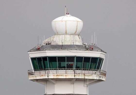 제주공항 교신 훔쳐 듣다 잡힌 10대 중국인…군사시설도 촬영