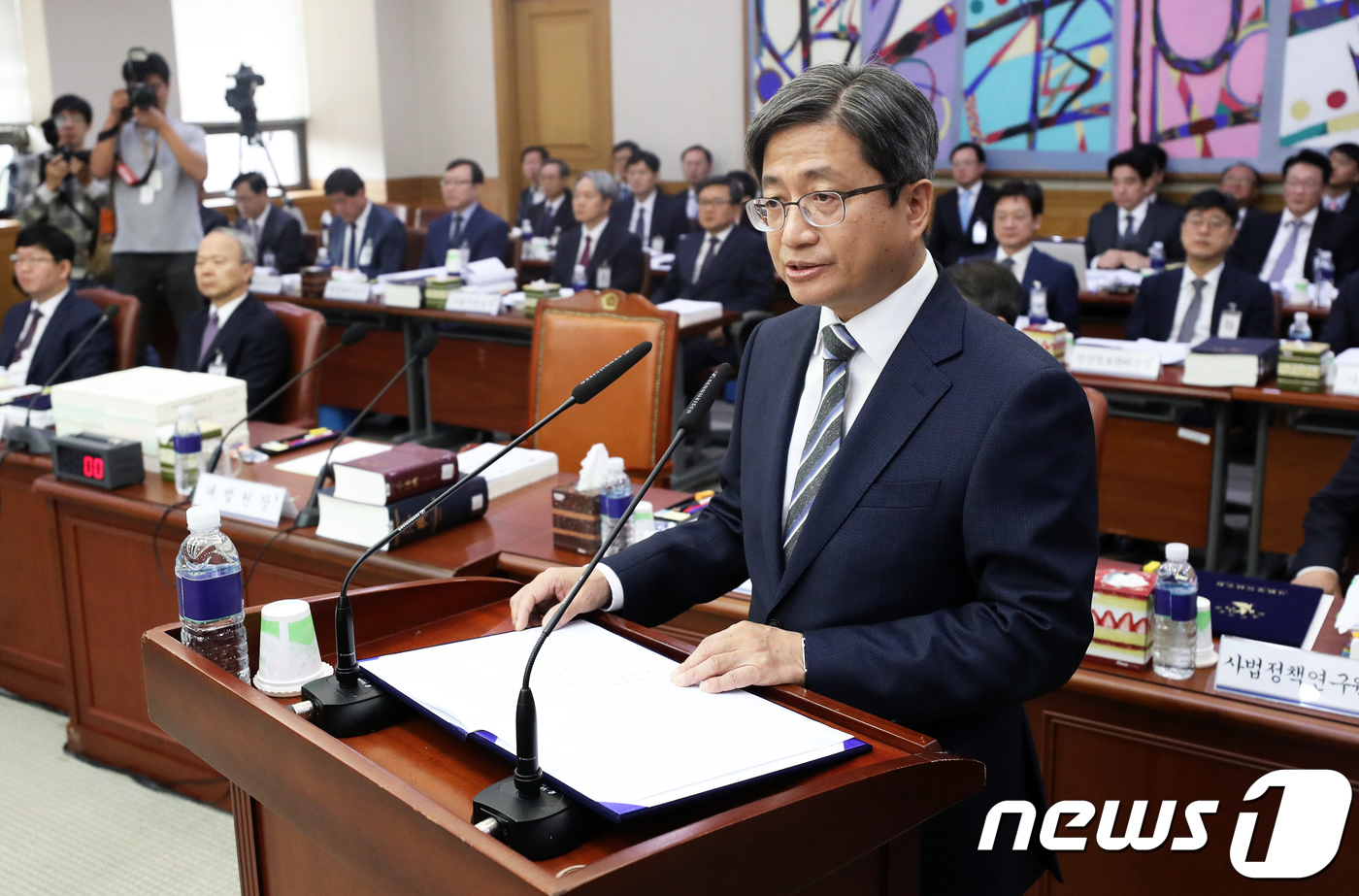 (서울=뉴스1) 오대일 기자 = 김명수 대법원장이 10일 서울 서초구 대법원에서 열린 법제사법위원회의 대법원(법원행정처), 사법연수원 등에 대한 국정감사에서 인사말을 하고 있다.국 …