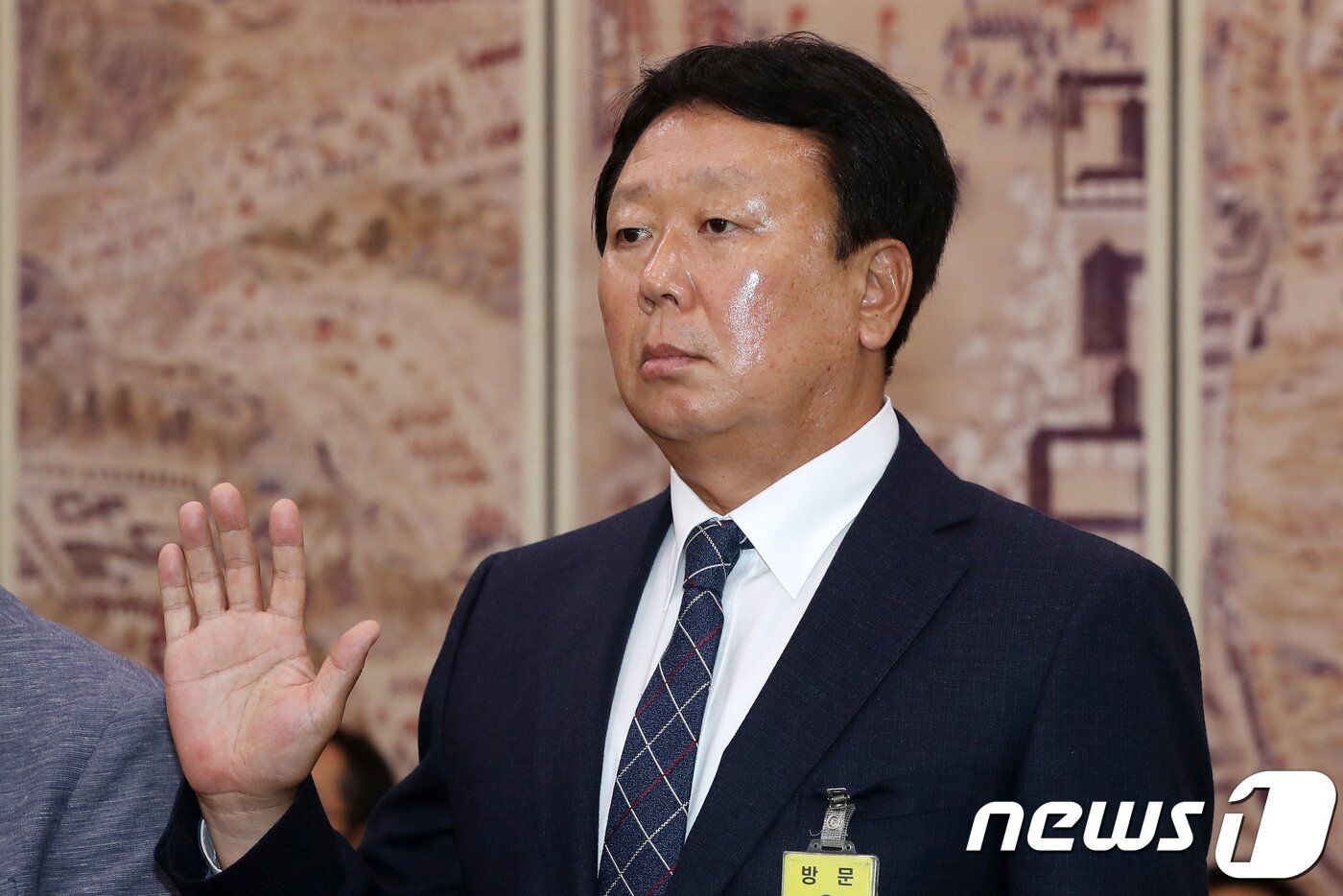 본문 이미지 - 선동열 야구 국가대표팀 감독이 10일 오후 서울 여의도 국회에서 열린 문화체육관광위원회 국정감사에 출석해 증인 선서를 하고 있다. 2018.10.10/뉴스1 ⓒ News1 민경석 기자