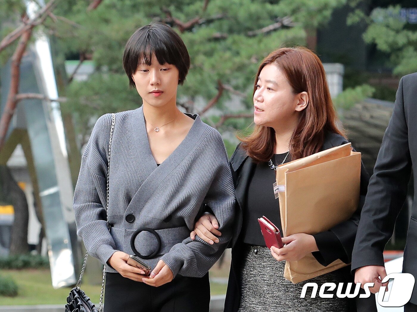 본문 이미지 - 비공개 촬영회에서 노출사진을 강요당하고 성추행 당했다고 폭로한 유튜버 양예원씨가 10일 서울 마포구 서부지법에서 열린 공판에서 공개증언을 하기 위해 출석하고 있다. 2018.10.10/뉴스1 ⓒ News1 이재명 기자