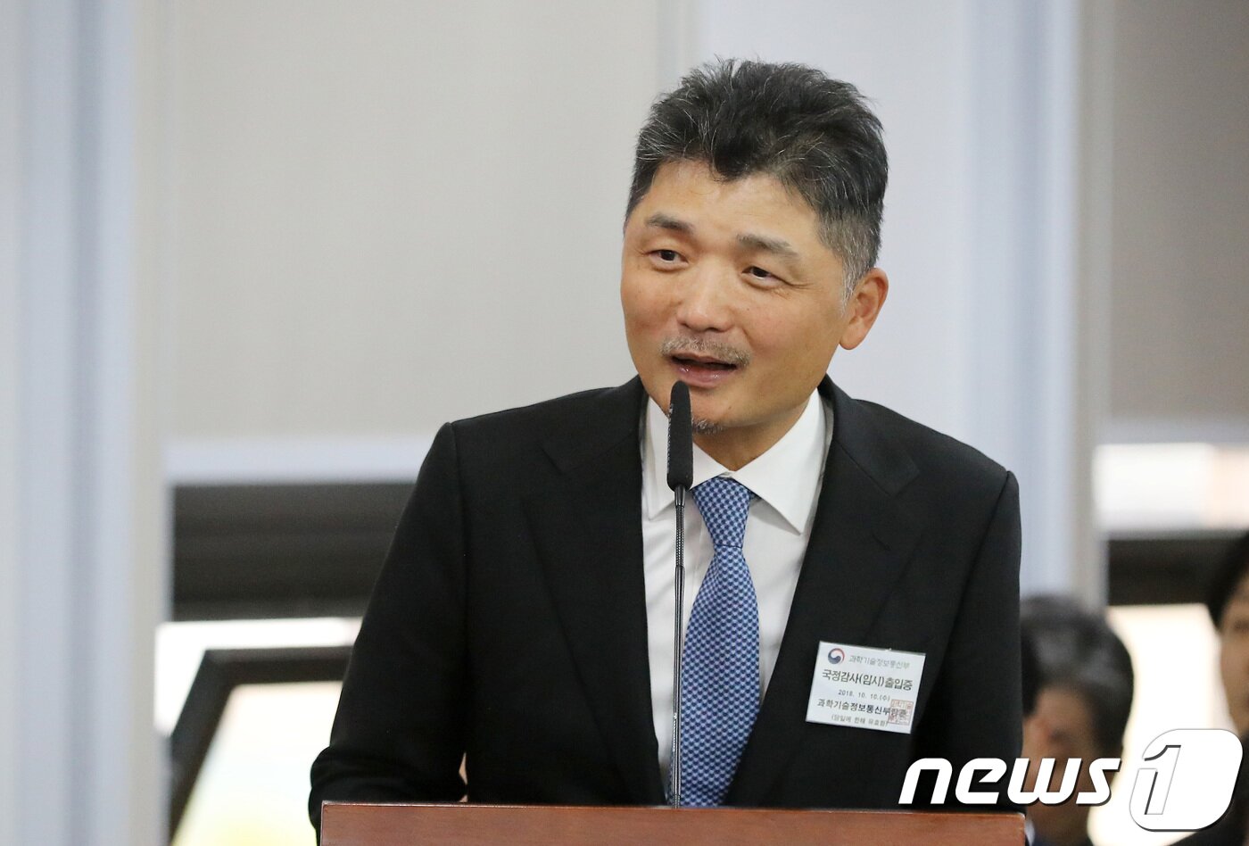 본문 이미지 - 김범수 카카오 의장이 지난 2018년 국정감사에서 의원들의 질의에 답변하고 있다. 2018.10.10/뉴스1 ⓒ News1 오장환 기자