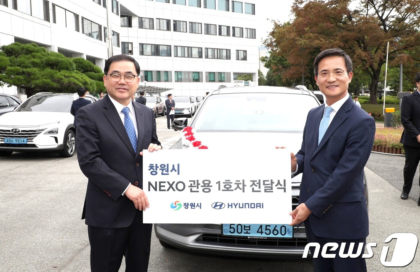 본문 이미지 - 허성무 창원시장(왼쪽)이 10일 창원시청 앞에서 수소전기차 '넥쏘'를 전달 받고 있다.(창원시제공)2018.10.10/뉴스1ⓒ News1