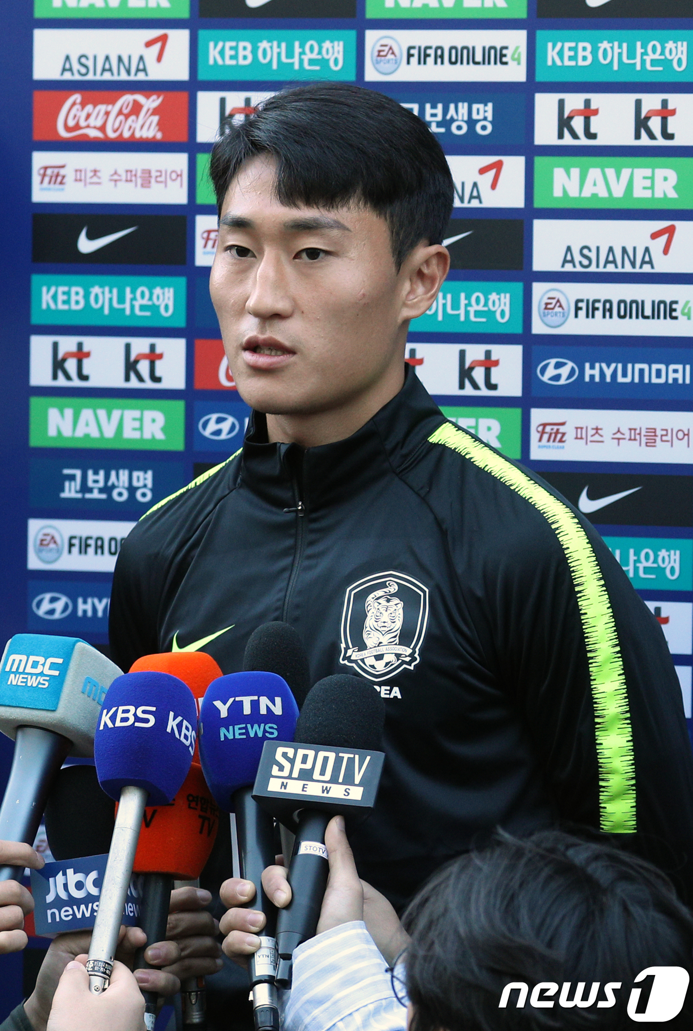 (파주=뉴스1) 신웅수 기자 = 대한민국 남자 축구대표팀 이진현이 10일 오후 경기 파주시 축구대표팀트레이닝센터(NFC)에서 훈련에 앞서 인터뷰를 하고 있다.파울루 벤투 감독이 이 …