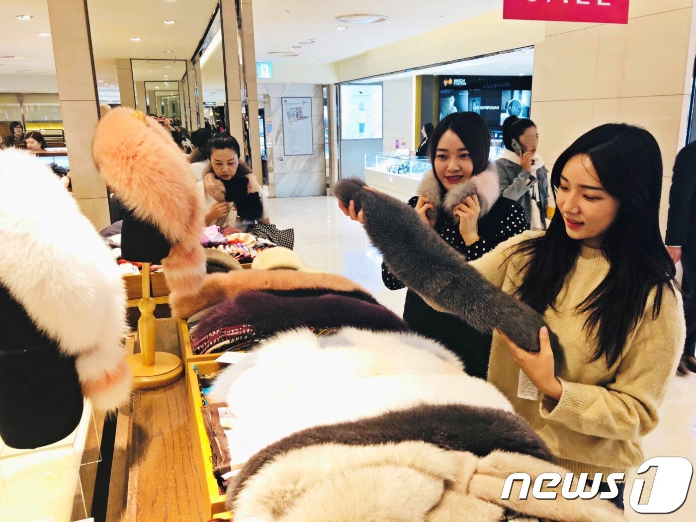 본문 이미지 - 고객들이 백화점에서 모피를 살펴보고 있다. ⓒ News1