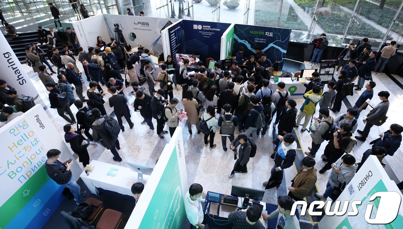 본문 이미지 - 11일 오전 서울 강남구 삼성동 코엑스에서 열린 국내 최대 IT기술 컨퍼런스 '데뷰(DEVIEW) 2018'에서 개발자들이 부스를 둘러보고 있다. 국내외 개발자 2700여명이 참가한 이번 행사에서는 네이버의 웹·모바일·인공지능·딥러닝·빅데이터·블록체인 등 신기술 및 서비스를 선보인다. 2018.10.11/뉴스1 ⓒ News1 구윤성 기자