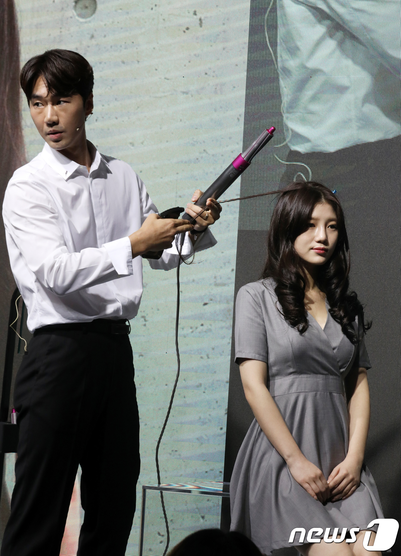 (서울=뉴스1) 황기선 기자 = 곽대혁 살롱하츠 대표 원장이 11일 오전 서울 강남구의 한 스튜디오에서 '다이슨 에어랩 스타일러(Dyson Airwrap style)'를 이용한 스 …