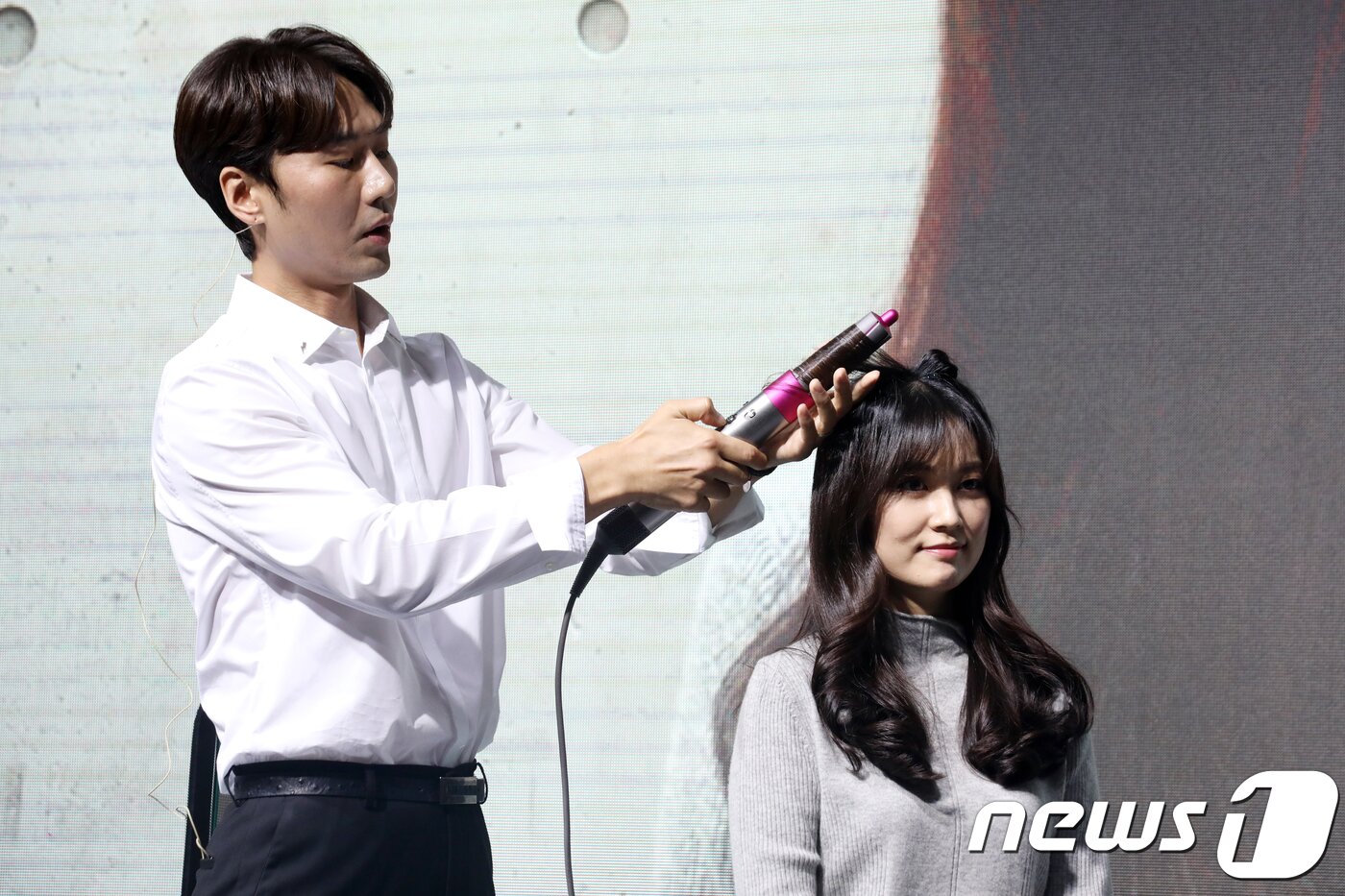 본문 이미지 - 곽대혁 살롱하츠 대표 원장이 11일 오전 서울 강남구의 한 스튜디오에서 '다이슨 에어랩 스타일러(Dyson Airwrap style)'를 이용한 스타일링 시연을 하고 있다. 2018.10.11/뉴스1 ⓒ News1 황기선 기자