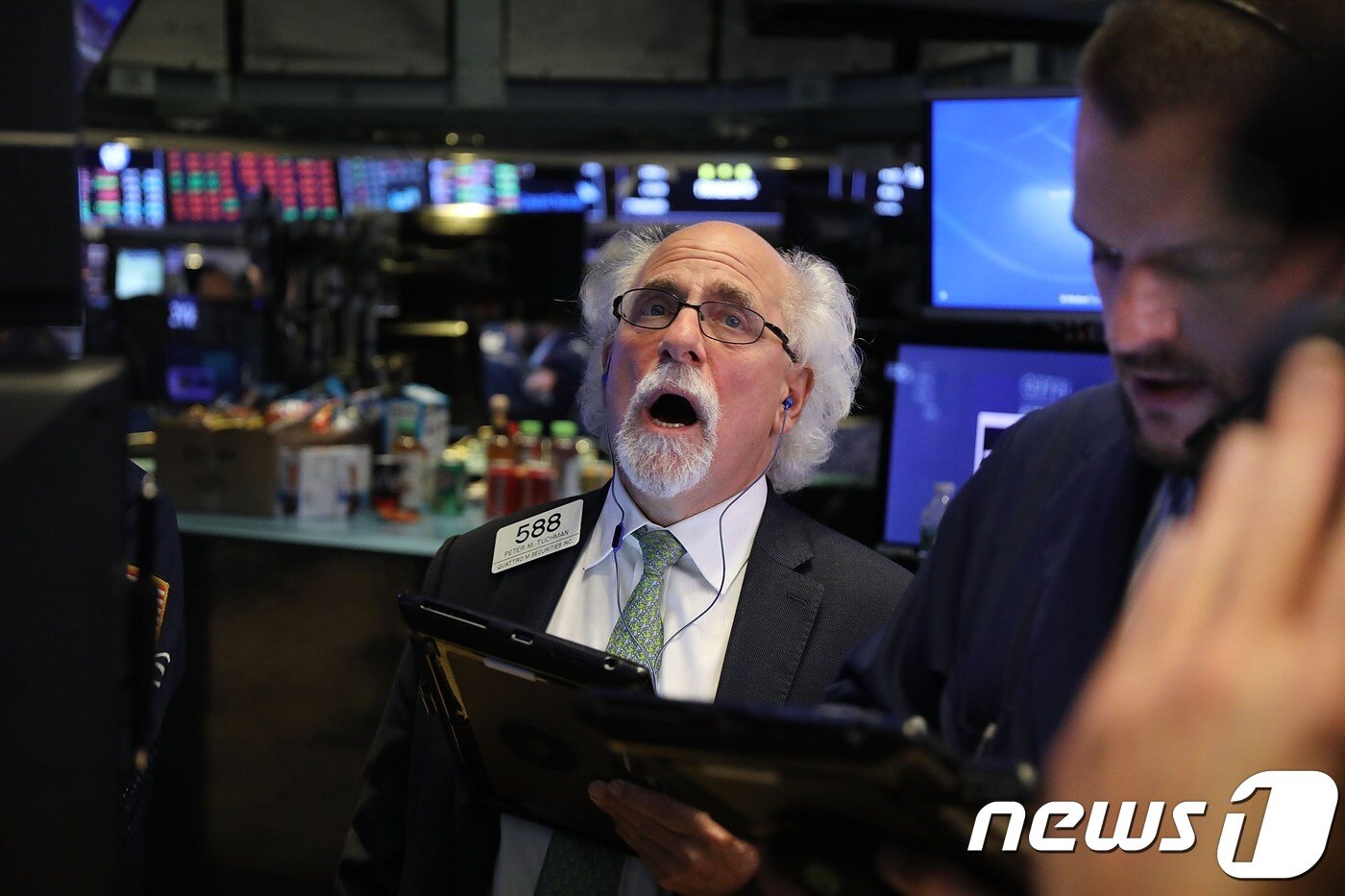 본문 이미지 - 뉴욕 증권거래소에서 한 트레이더가 전광판을 보고 주가 급락에 놀라고 있다.  ⓒ AFP=뉴스1 ⓒ News1 자료 사진 