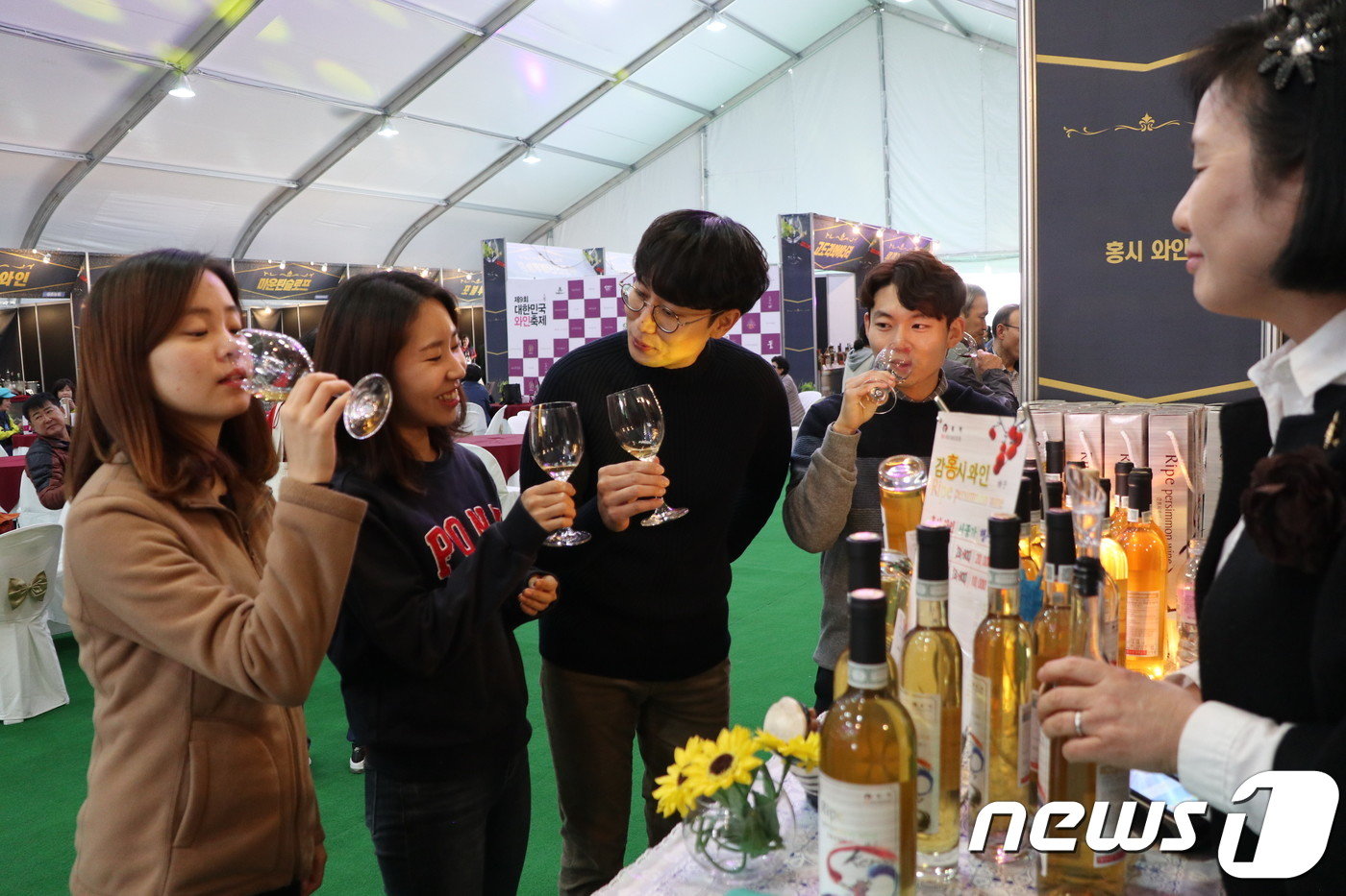 본문 이미지 - 국악과 와인의 고장인 충북 영동군에서 ‘51회 영동난계국악축제’와 ‘제9회 대한민국 와인축제’가 동시 개막한 가운데 관광객들이 이 지역에서 생산한 와인을 시음하고 있다.(영동군 제공)/뉴스1