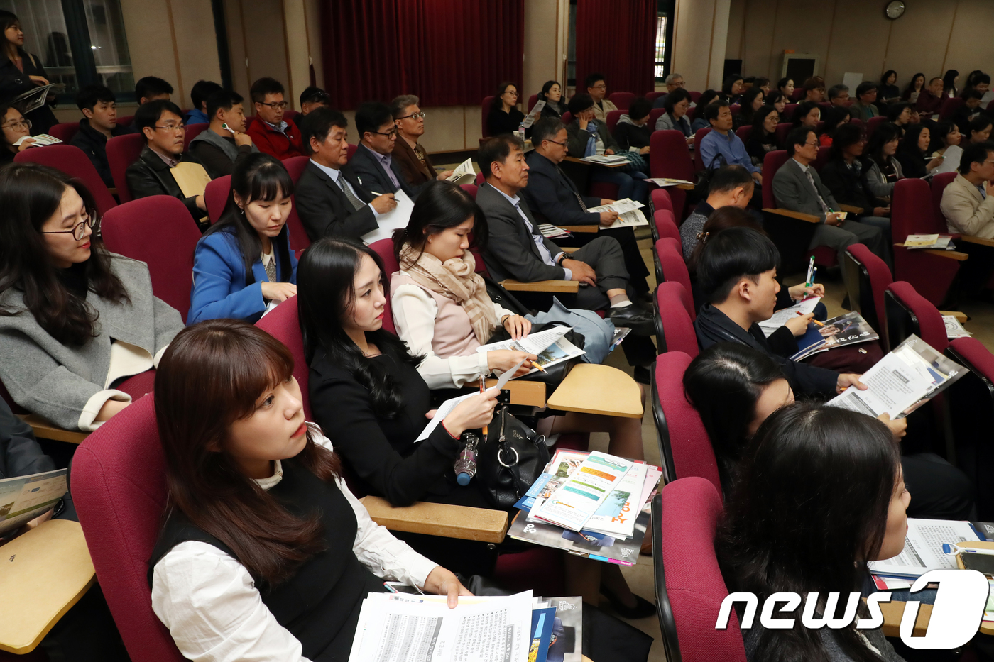 (서울=뉴스1) 황기선 기자 = 11일 오후 서울 노원구 을지중학교에서 열린 '2019학년도 특성화고 이해 및 입학 전형 연수'에서 교사들이 특성화고 진학설명을 경청하고 있다.중학 …