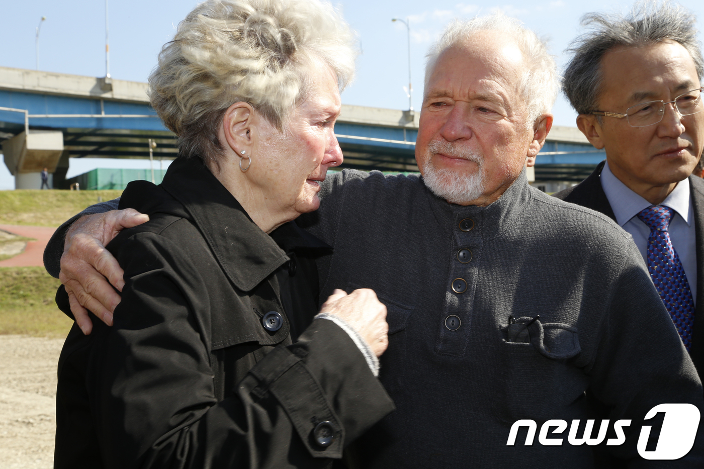 (칠곡=뉴스1) 정우용 기자 = 11일 오후 경북 칠곡군 호국의 다리아래에 6·25때 실종된 美 육군 중위 제임스 엘리엇(James Elliot)의 추모 기념판이 설치됐다. 엘리엇 …