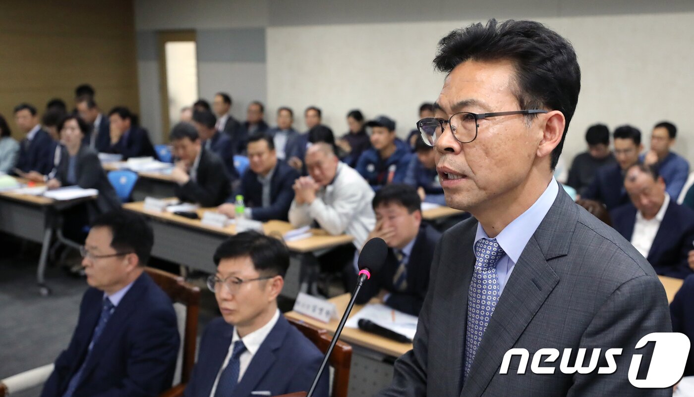 본문 이미지 - 11일 정부세종청사에서 열린 국회 환경노동위원회의 고용노동부에 대한 국정감사에서 참고인 신분으로 참석한 홍장표 전 청와대 경제수석이 답변을 하고 있다. 2018.10.11/뉴스1 ⓒ News1 장수영 기자