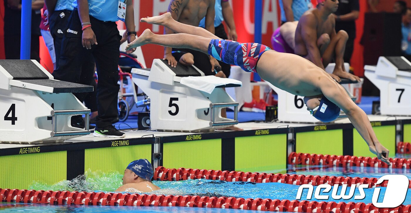 본문 이미지 - 남북 수영단일팀 '코리아'의 3번 영자 남측 권현 선수가 11일 오후(현지시간) 인도네시아 자카르타 겔로라 붕 카르노(GBK) 아쿠아틱센터에서 열린 '2018 인도네시아 장애인아시아경기대회' 수영 남자 혼계영 400m(4X100m) 결선에서 역영하고 있다. 단일팀은 지난 8일 계영에서 장애인 체육 사상 최초로 메달을 획득했지만, 이날 경기에서 5위로 터치패드를 찍으며 추가 메달 획득에는 실패했다. 2018.10.11/뉴스1 ⓒ News1 사진공동취재단