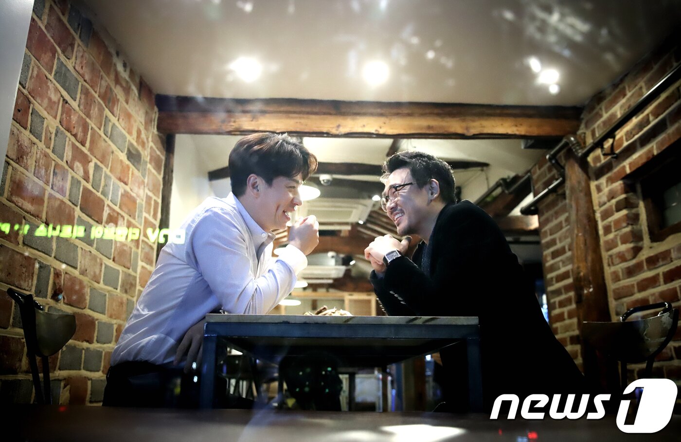 본문 이미지 - 서울 삼청동 한식당, 영화 '배반의 장미' 배우 정상훈, 김인권(오른쪽) / 뉴스1 ⓒ News1 권현진 기자