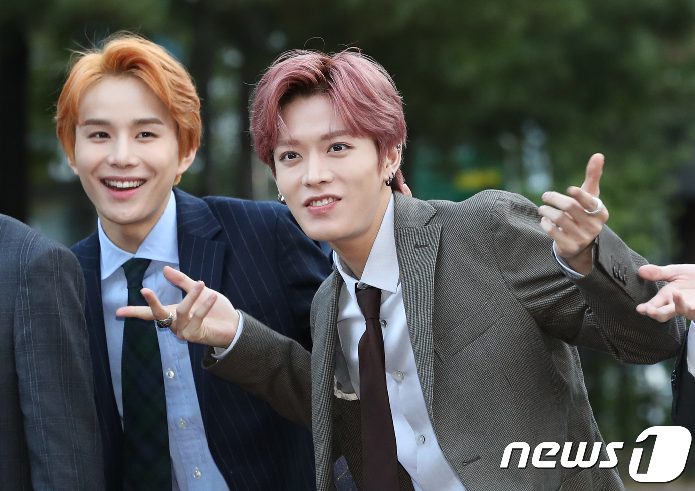 (서울=뉴스1) 권현진 기자 = NCT127 정우, 유타(오른쪽)가 12일 오전 서울 여의도 KBS 신관 공개홀에서 열린 KBS2 '뮤직뱅크'(뮤뱅) 리허설에 참석해 신곡을 홍보하 …