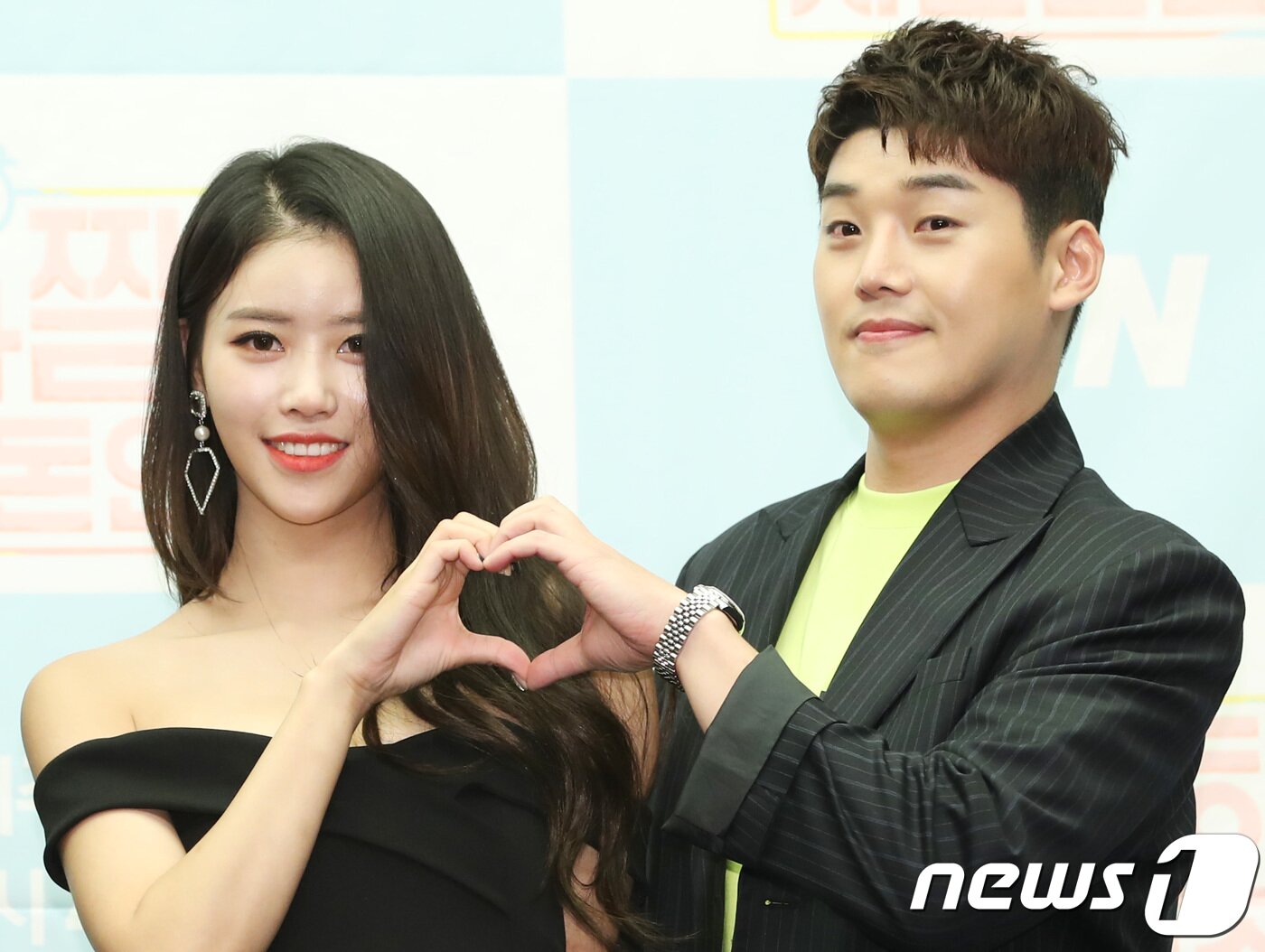 본문 이미지 - 러블리즈 이미주, 개그맨 권혁수(오른쪽)가 12일 오전 서울 상암동 스탠포드 호텔에서 열린 tvN ‘아찔한 사돈연습’ 기자간담회에 참석해 포즈를 취하고 있다. ‘아찔한 사돈연습’은 가상부부가 된 자식들의 결혼생활을 보며 서로의 가상 사돈과 토크를 나누는 프로그램이다. 2018.10.12/뉴스1 ⓒ News1 권현진 기자