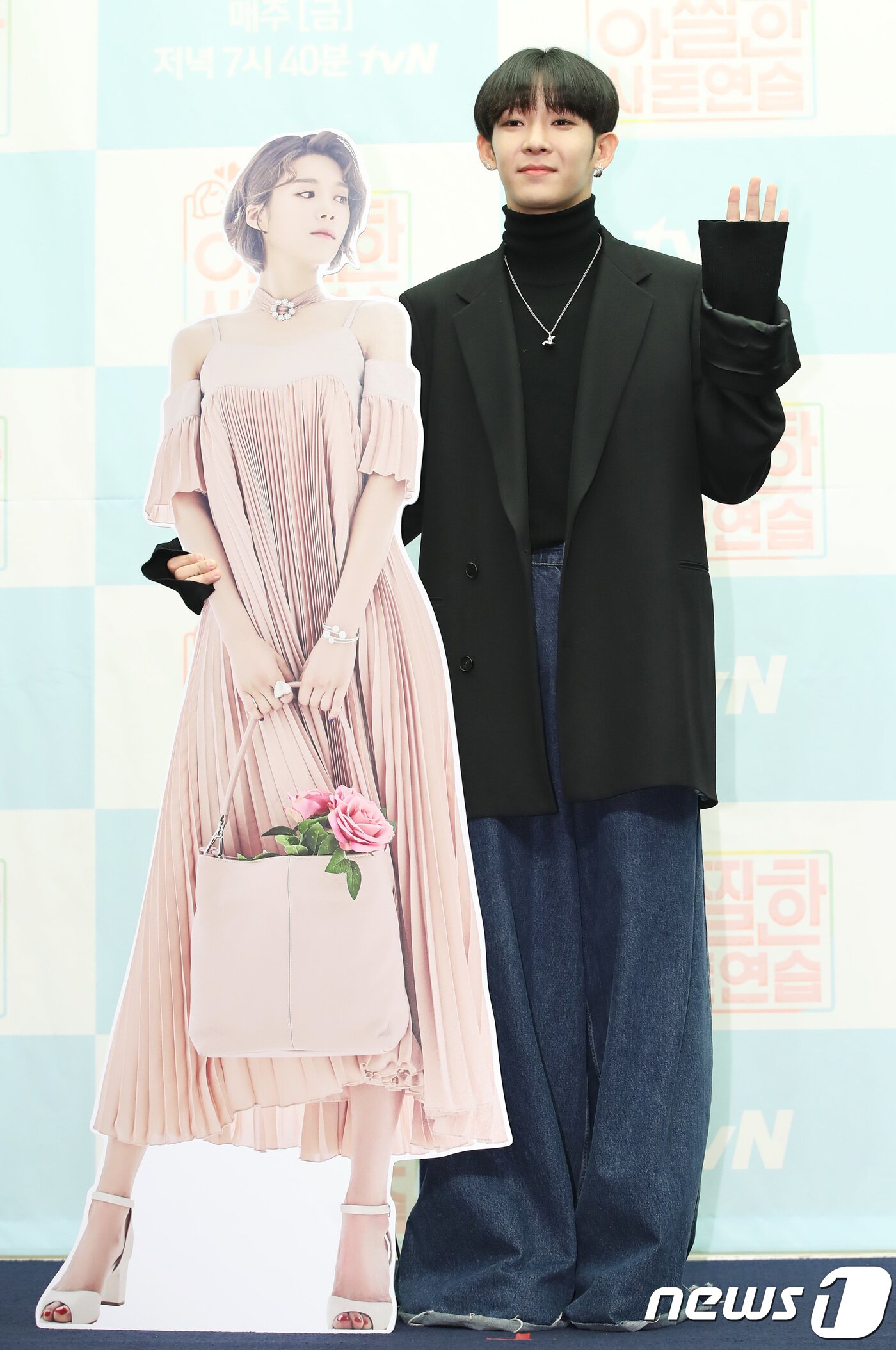 본문 이미지 - 사우스클럽 남태현이 12일 오전 서울 상암동 스탠포드 호텔에서 열린 tvN ‘아찔한 사돈연습’ 기자간담회에 참석해 가상 아내 장도연 등신대와 함께 포즈를 취하고 있다. ‘아찔한 사돈연습’은 가상부부가 된 자식들의 결혼생활을 보며 서로의 가상 사돈과 토크를 나누는 프로그램이다. 2018.10.12/뉴스1 ⓒ News1 권현진 기자