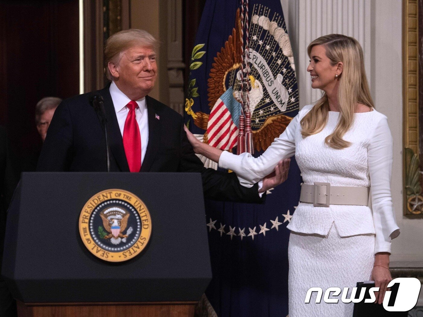 본문 이미지 - 도널드 트럼프 미국 대통령과  딸 이방카.  ⓒ AFP=뉴스1 ⓒ News1 자료사진