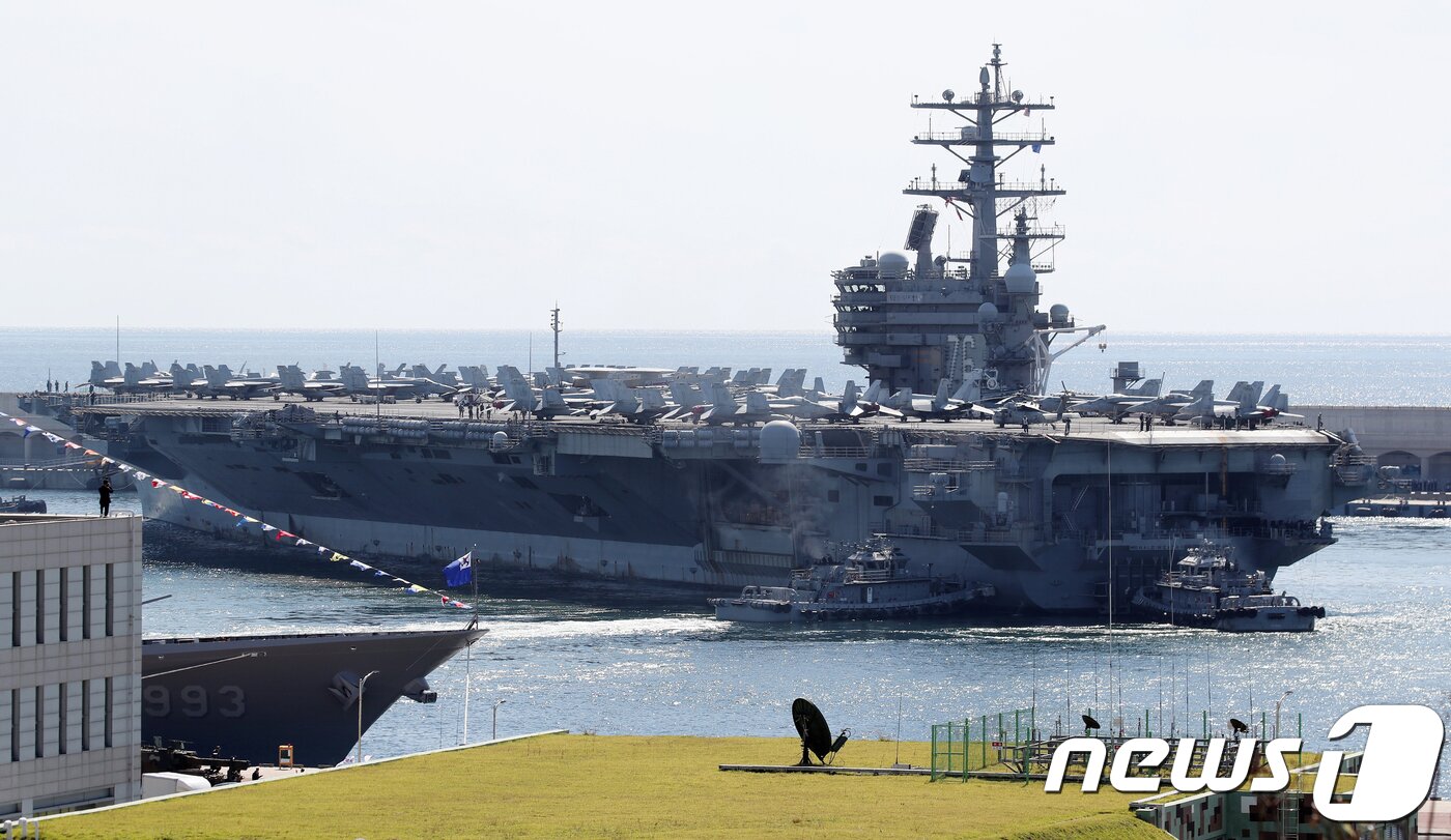 본문 이미지 - 지난 2018년 10월 제주에 입항한 미국 핵추진 항공모함 로널드 레이건호(CVN-76-10만2000t급). 2018.10.12/뉴스1 ⓒ News1
