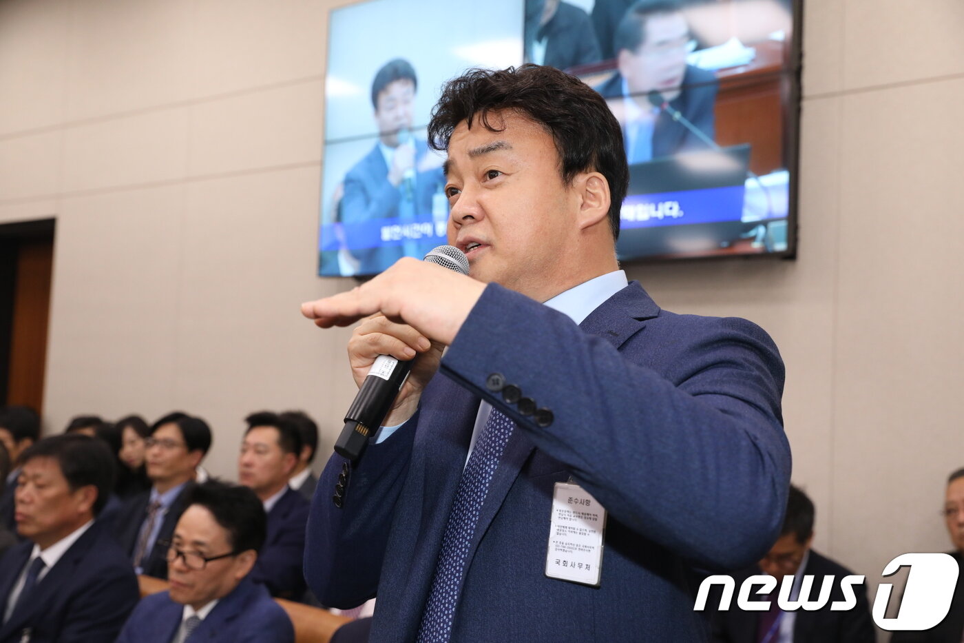 본문 이미지 - 백종원 더본코리아 대표가 12일 서울 여의도 국회에서 열린 산업통상자원중소벤처기업위원회 국정감사에 참고인 신분으로 출석해 의원들의 질의에 답하고 있다. 2018.10.12/뉴스1 ⓒ News1 임세영 기자