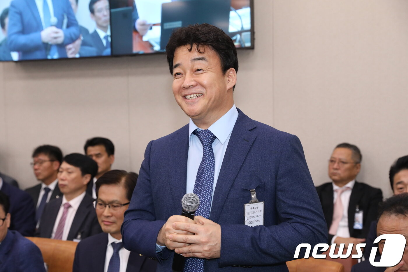 본문 이미지 - 백종원 더본코리아 대표가 12일 서울 여의도 국회에서 열린 산업통상자원중소벤처기업위원회 국정감사에 참고인 신분으로 출석해 의원들의 질의에 답하고 있다. 2018.10.12/뉴스1 ⓒ News1 임세영 기자