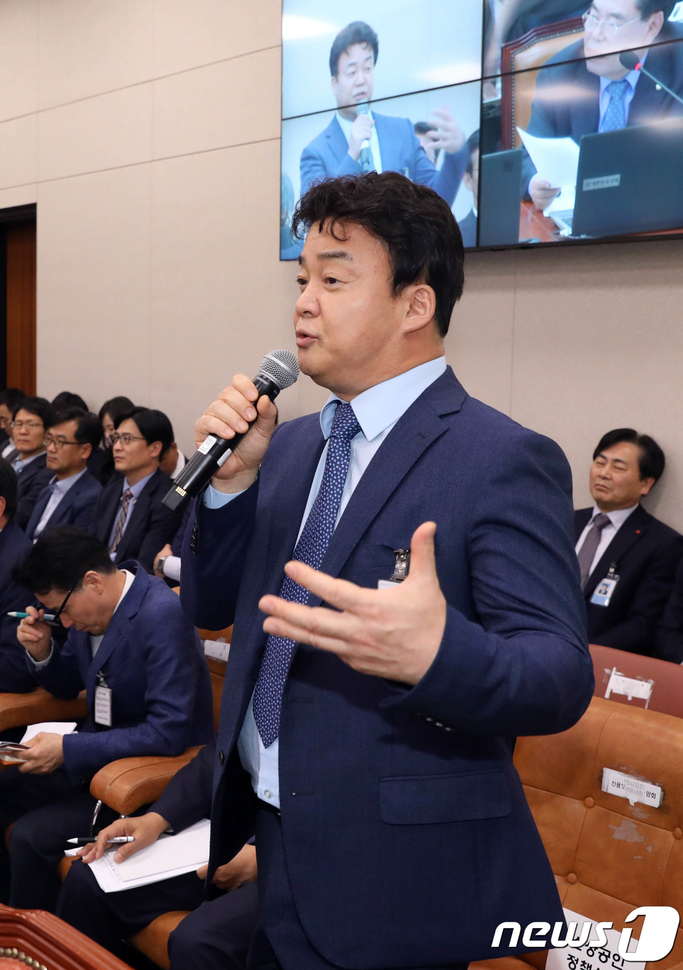 (서울=뉴스1) 임세영 기자 = 백종원 더본코리아 대표가 12일 서울 여의도 국회에서 열린 산업통상자원중소벤처기업위원회 국정감사에 참고인 신분으로 출석해 의원들의 질의에 답하고 있 …