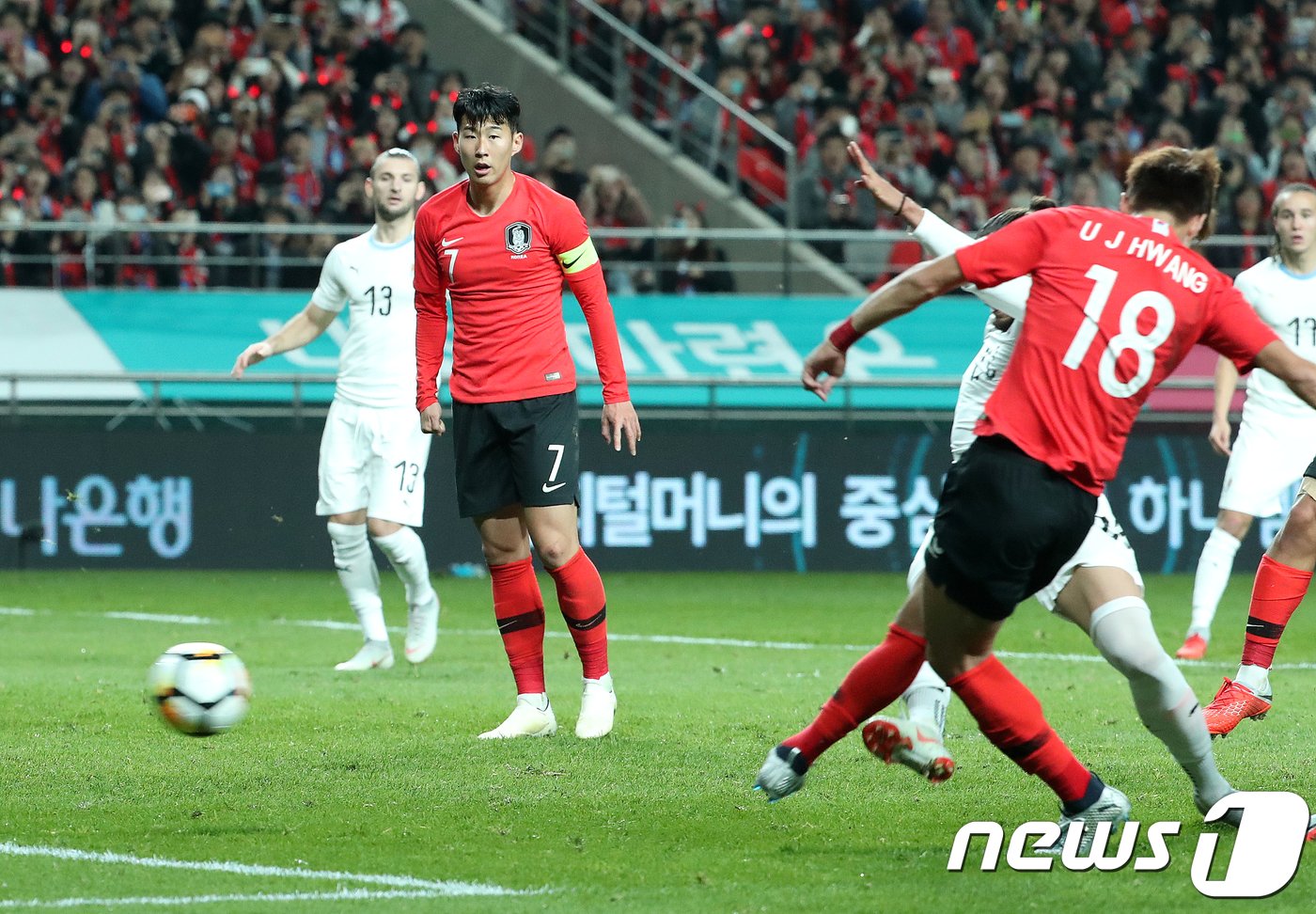 본문 이미지 - 12일 오후 마포구 서울월드컵경기장에서 열린 KEB하나은행 초청 축구 국가대표팀 친선경기 대한민국과 우루과이의 경기에서 후반전 황의조가 선제골을 넣고 있다. 대한민국은 이번경기에서 황의조, 정우영의 골로 우루과이에게 2대1 승리했다. 2018.10.12/뉴스1 ⓒ News1 박세연 기자