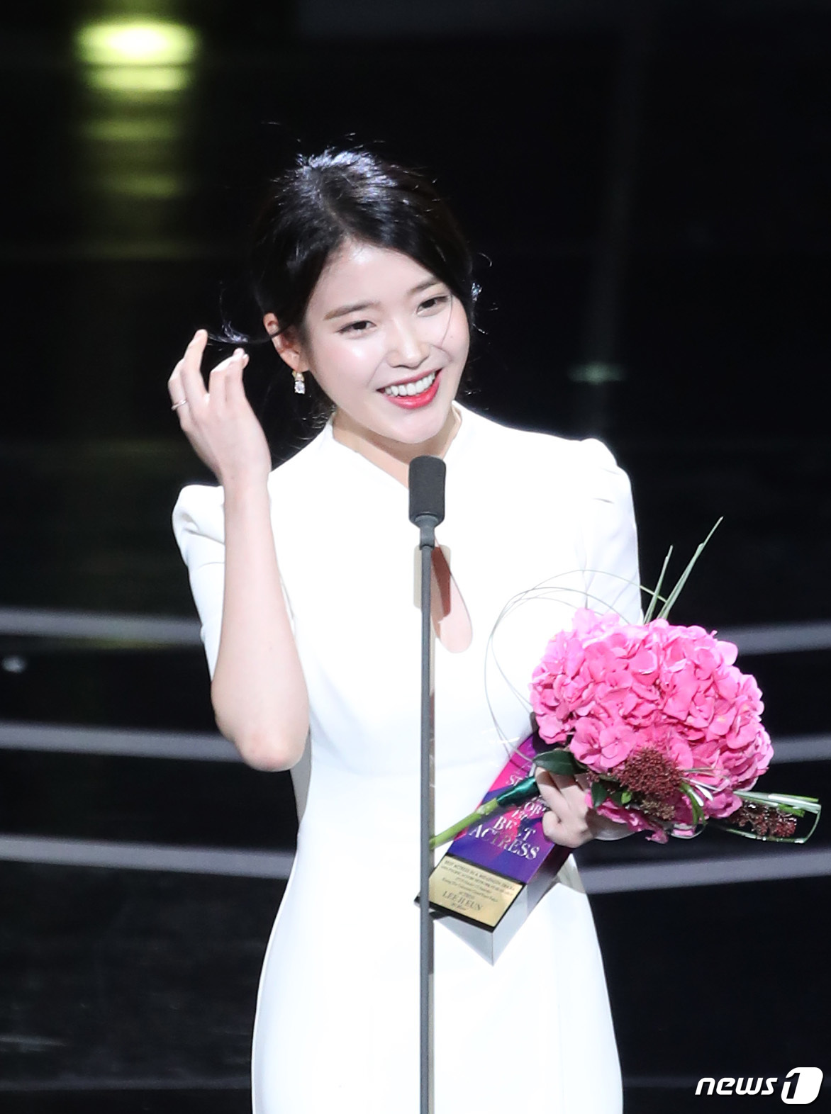 (서울=뉴스1) 권현진 기자 = 배우 겸 가수 아이유(본명 이지은)이 13일 오후 서울 경희대학교 평화의 전당에서 열린 ‘2018 아시아태평양 스타 어워즈(APAN SATR AWA …