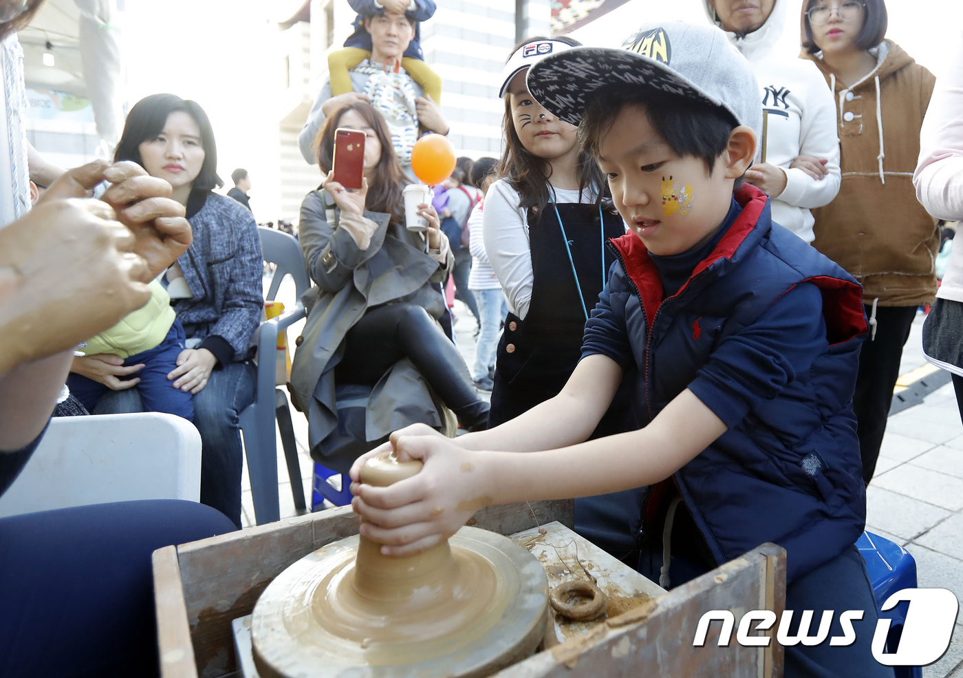 (서울=뉴스1) = 13일 오후 서울 송파구 올림픽공원에서 열린 '2018 한성백제문화제'를 찾은 어린이들이 도자기 공예체험을 하고 있다. ‘위대한 왕, 백가제해로 빛나다’를 주제 …