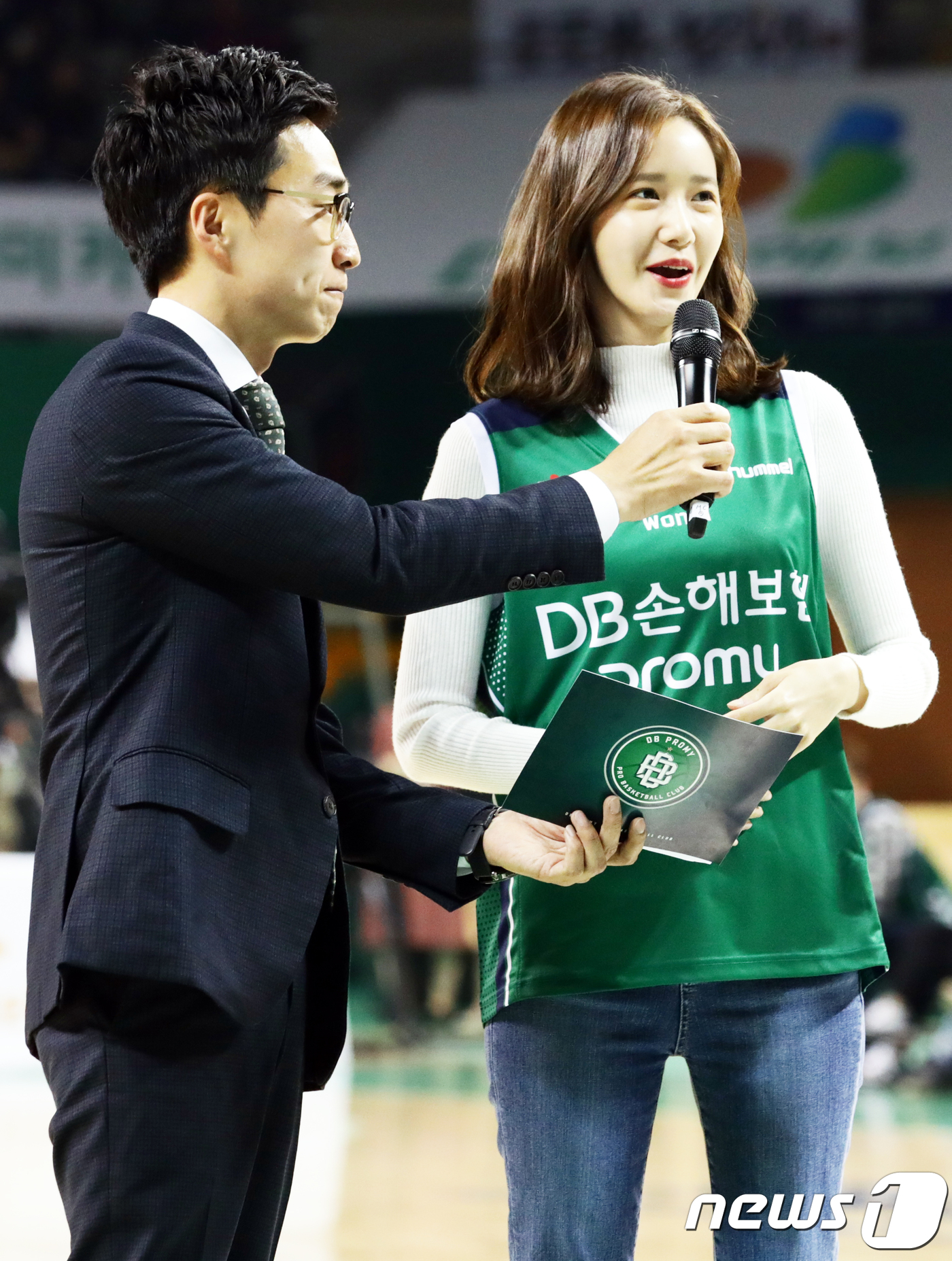 (원주=뉴스1) 박하림 기자 = 14일 오후 강원 원주종합체육관에서 열린 2018-2019 프로농구 원주 DB 프로미와 서울 삼성 썬더스 경기에서 가수 윤아가 시구 전 인터뷰를 하 …