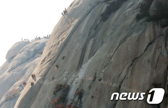 14일 서울 북한산국립공원 인수봉에서 암벽 등반가들이 바위를 오르고 있다. 2018.10.14 © News1 오대일 기자