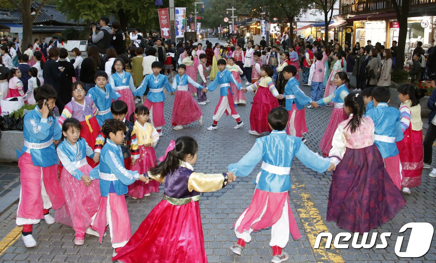 본문 이미지 - '2018 한복문화주간' 개막식이 열린 전북 전주시 한옥마을 경기전 앞/뉴스1